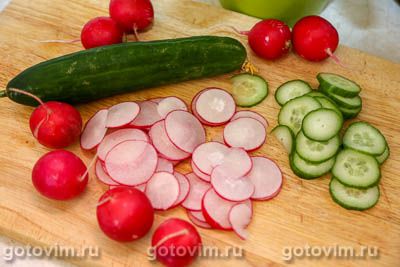 Салат из рукколы с огурцом, редисом и яйцом