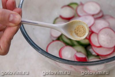 Салат из рукколы с огурцом, редисом и яйцом