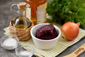 Салат из свеклы с маринованным луком