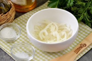 Салат из свеклы с маринованным луком