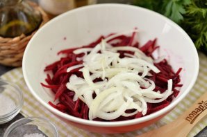 Салат из свеклы с маринованным луком