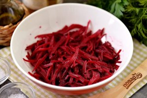 Салат из свеклы с маринованным луком