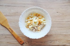 Салат "Нежность" с курицей, огурцом и яйцом