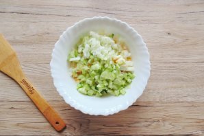 Салат "Нежность" с курицей, огурцом и яйцом