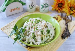 Салат с белым куриным мясом, огурцом и яичными блинчиками