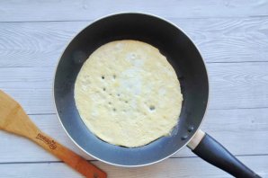 Салат с белым куриным мясом, огурцом и яичными блинчиками