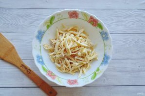 Салат с белым куриным мясом, огурцом и яичными блинчиками