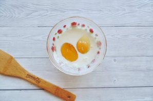 Салат с белым куриным мясом, огурцом и яичными блинчиками