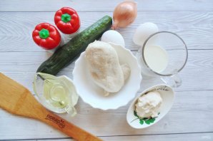 Салат с белым куриным мясом, огурцом и яичными блинчиками