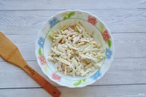 Салат с белым куриным мясом, огурцом и яичными блинчиками