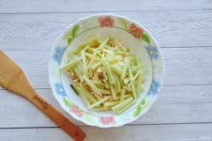 Салат с белым куриным мясом, огурцом и яичными блинчиками