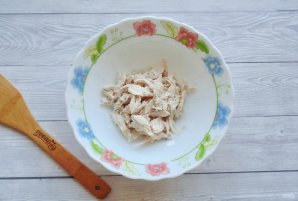 Салат с белым куриным мясом, огурцом и яичными блинчиками