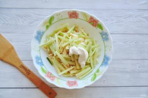 Салат с белым куриным мясом, огурцом и яичными блинчиками