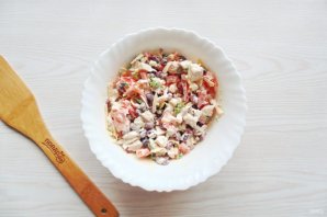 Салат с фасолью, курицей и помидорами