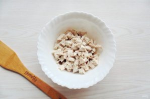 Салат с фасолью, курицей и помидорами