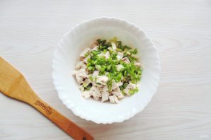 Салат с фасолью, курицей и помидорами