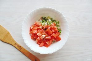 Салат с фасолью, курицей и помидорами