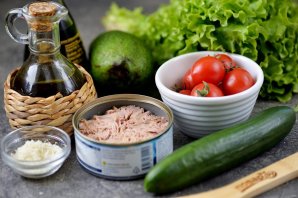 Салат с консервированным тунцом и авокадо