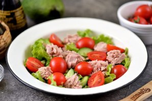 Салат с консервированным тунцом и авокадо