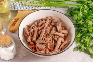 Салат с красной фасолью и говядиной