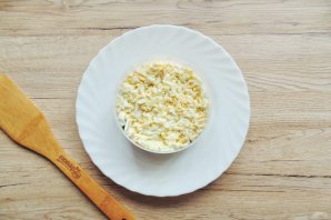 Салат с курицей, черносливом и сыром