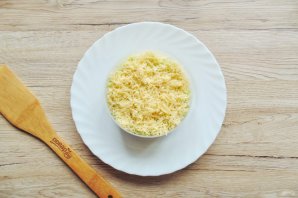 Салат с курицей, черносливом и сыром