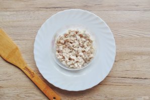 Салат с курицей, черносливом и сыром