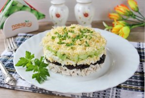 Салат с курицей, черносливом и сыром