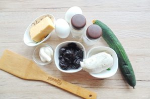 Салат с курицей, черносливом и сыром