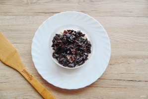 Салат с курицей, черносливом и сыром