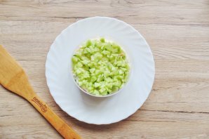 Салат с курицей, черносливом и сыром