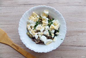 Салат с курицей, грибами и солёными огурцами