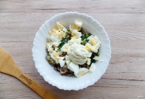 Салат с курицей, грибами и солёными огурцами