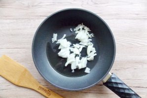 Салат с курицей, грибами и солёными огурцами