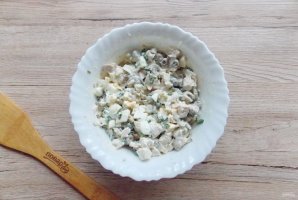 Салат с курицей, грибами и солёными огурцами