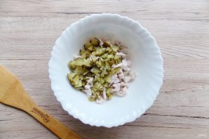 Салат с курицей, грибами и солёными огурцами