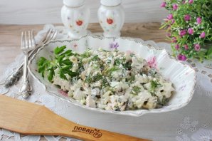 Салат с курицей, грибами и солёными огурцами