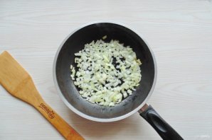 Салат с курицей, грибами, сыром и помидорами