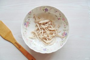 Салат с курицей, грибами, сыром и помидорами