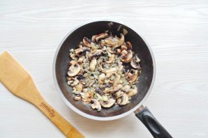 Салат с курицей, грибами, сыром и помидорами