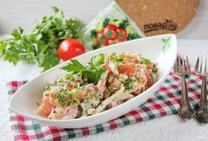 Салат с курицей, грибами, сыром и помидорами