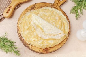 Салат с курицей, огурцом и яичными блинчиками