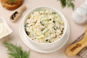 Салат с курицей, огурцом и яичными блинчиками Салат с курицей, огурцом и яичными блинчиками