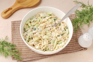 Салат с курицей, огурцом и яичными блинчиками