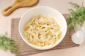 Салат с курицей, огурцом и яичными блинчиками