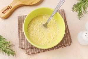 Салат с курицей, огурцом и яичными блинчиками