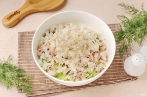 Салат с курицей, огурцом и яичными блинчиками