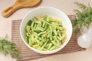 Салат с курицей, огурцом и яичными блинчиками