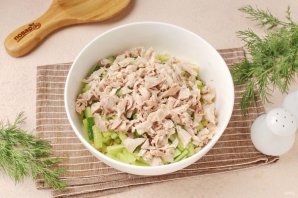 Салат с курицей, огурцом и яичными блинчиками