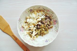 Салат с куриными желудками и грибами